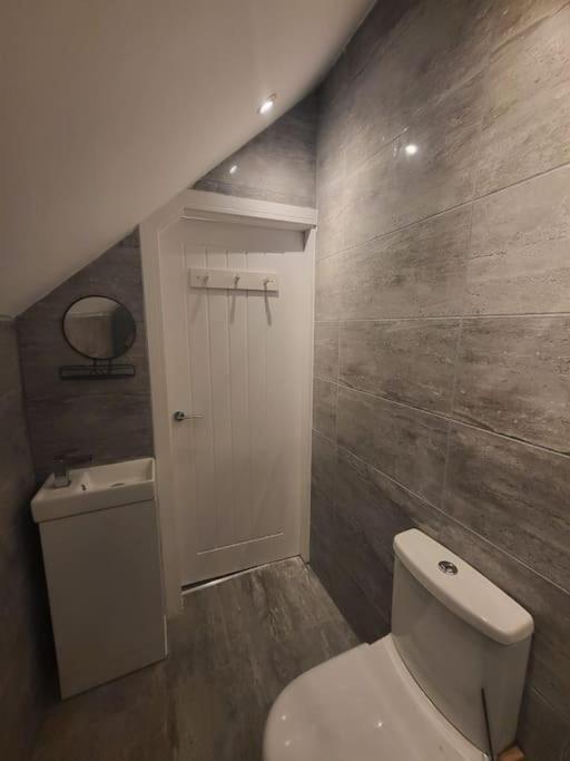 New 4 Bedrm House! Parking. 10Min To City / Etihad Manchester Esterno foto
