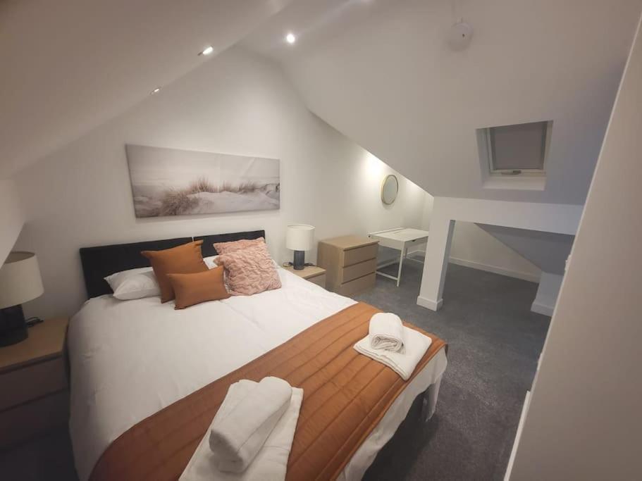 New 4 Bedrm House! Parking. 10Min To City / Etihad Manchester Esterno foto