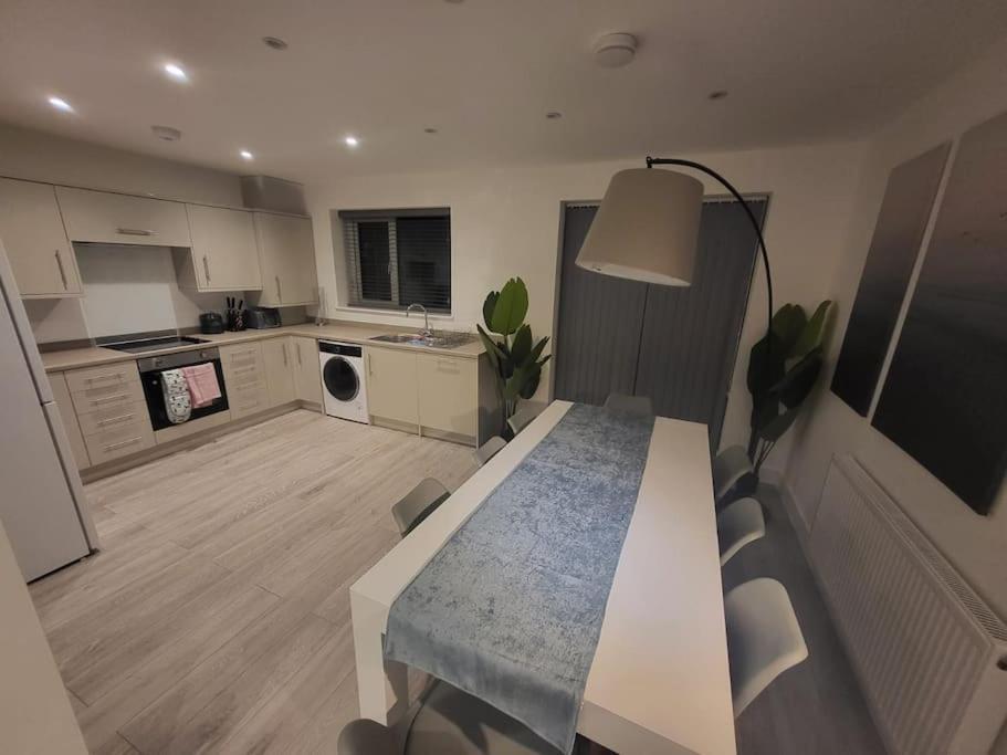 New 4 Bedrm House! Parking. 10Min To City / Etihad Manchester Esterno foto