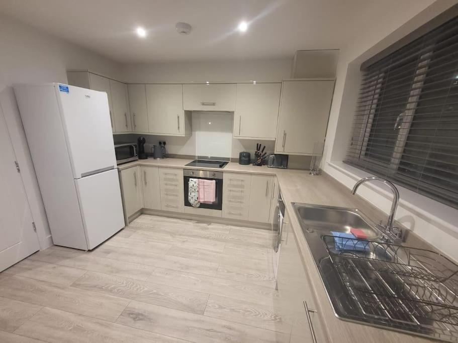 New 4 Bedrm House! Parking. 10Min To City / Etihad Manchester Esterno foto