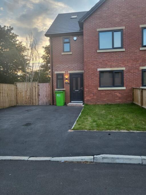 New 4 Bedrm House! Parking. 10Min To City / Etihad Manchester Esterno foto