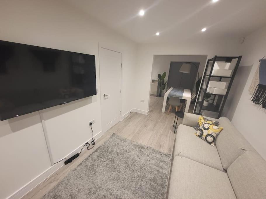 New 4 Bedrm House! Parking. 10Min To City / Etihad Manchester Esterno foto