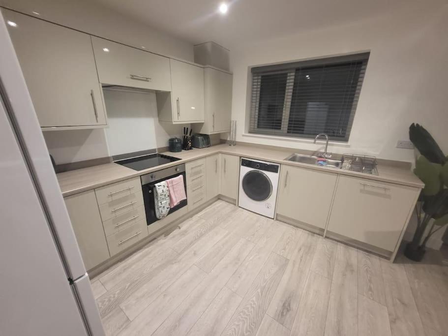 New 4 Bedrm House! Parking. 10Min To City / Etihad Manchester Esterno foto