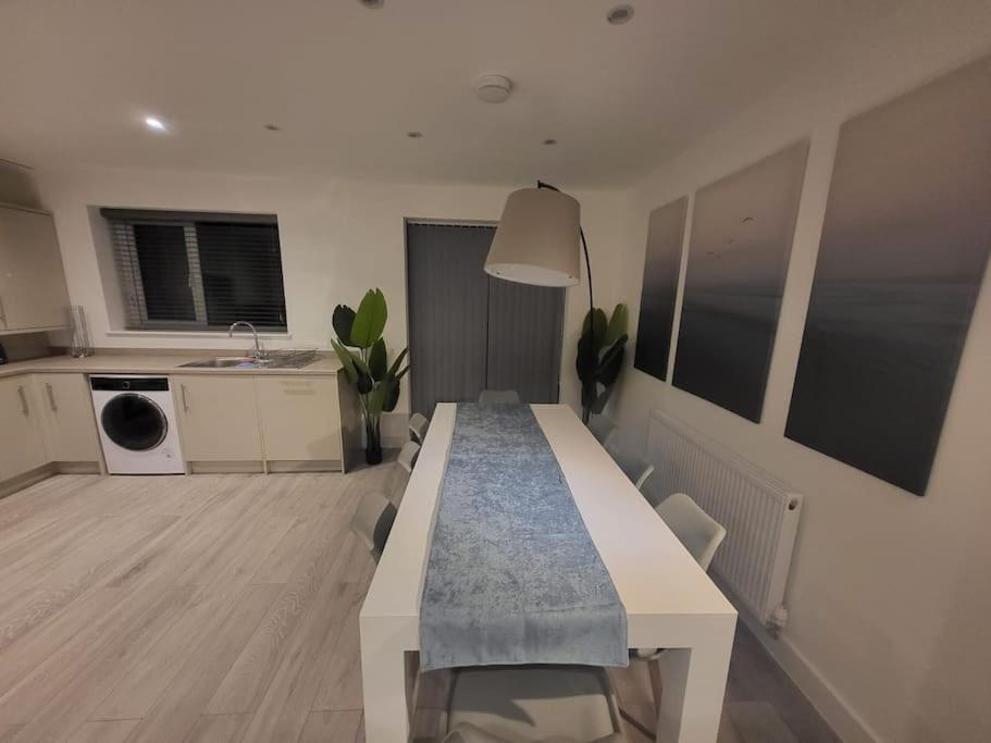 New 4 Bedrm House! Parking. 10Min To City / Etihad Manchester Esterno foto